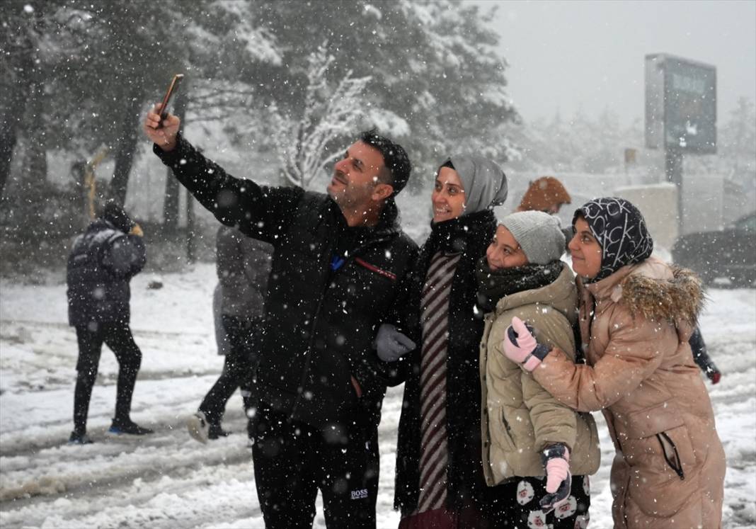 Beklenen kar yağışı başladı, trafik aksıyor 32